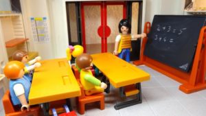 Ein Klassenzimmer mit Playmobil dargestellt