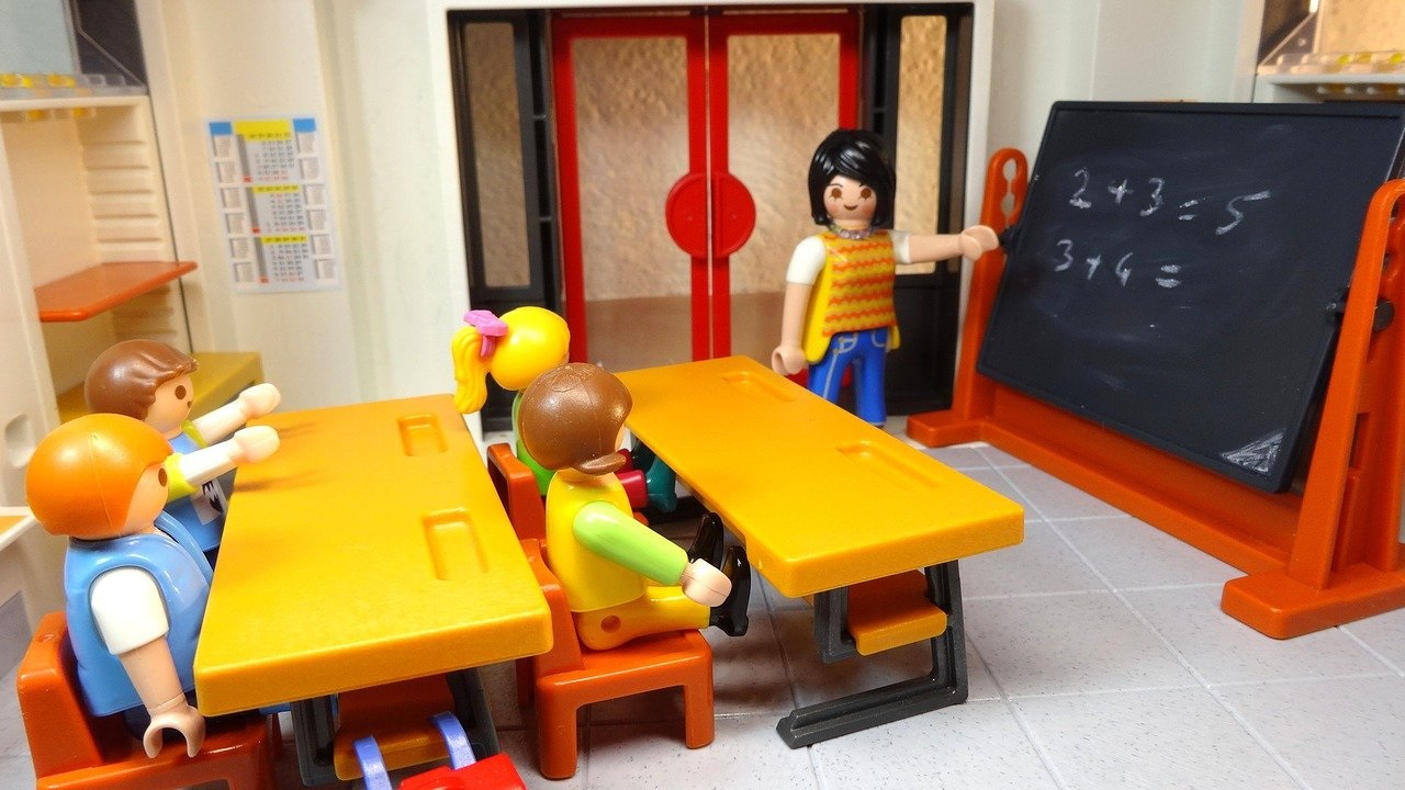 Ein Klassenzimmer mit Playmobil dargestellt